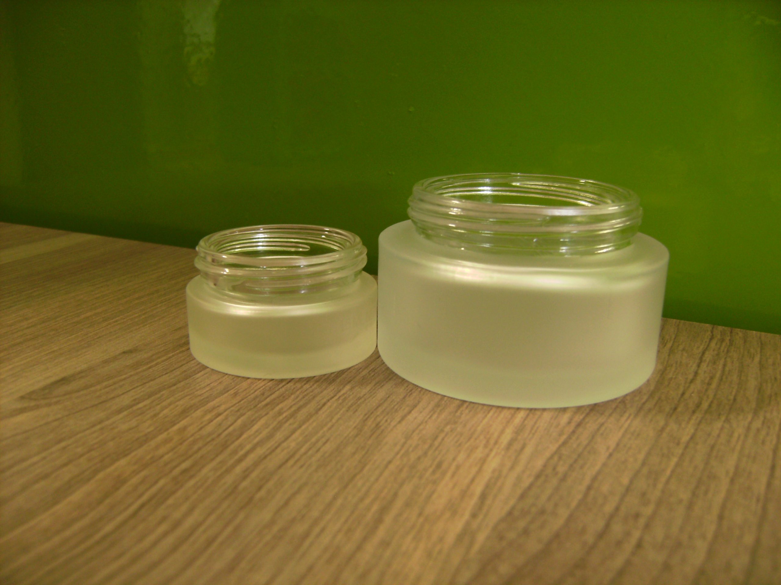 Zwei Cremetiegel aus satiniertem Glas in verschiedenen Größen