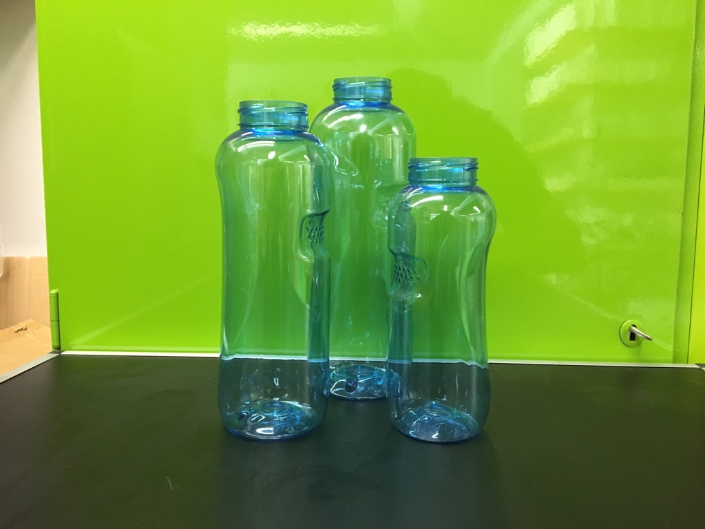 Drei blaue Trinkflaschen aus Kunststoff in verschiedenen Größen