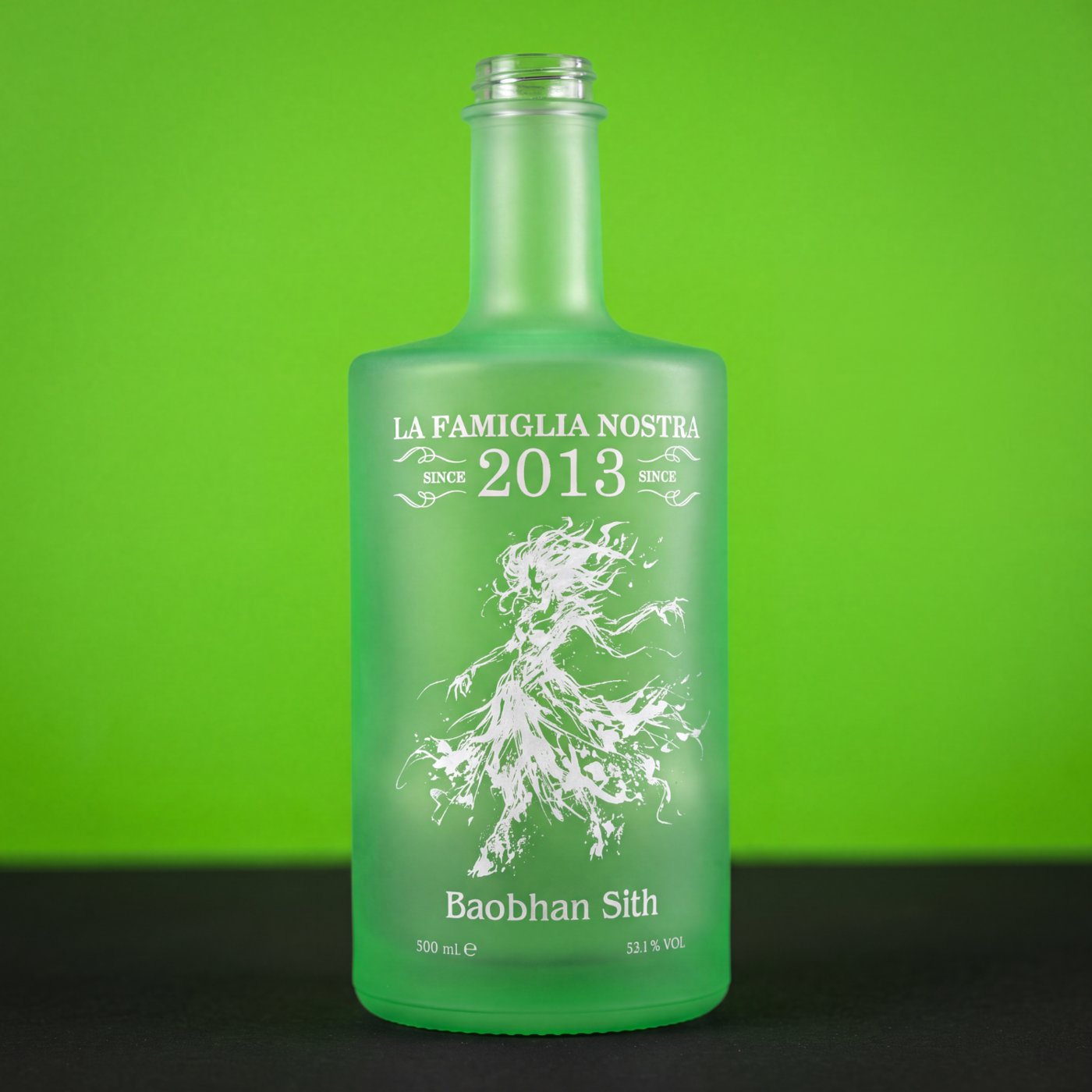 Grün lackierte Glasflasche mit weißem Siebdruck-Motiv