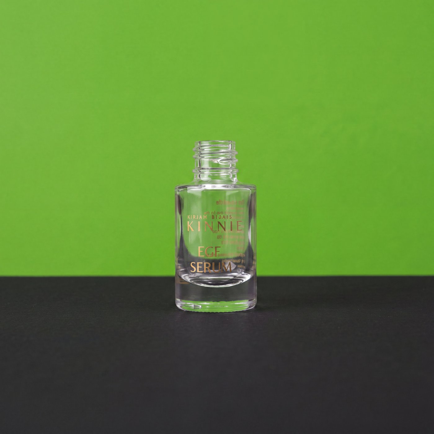 Kleines Glasfläschchen mit weißem Siebdruck