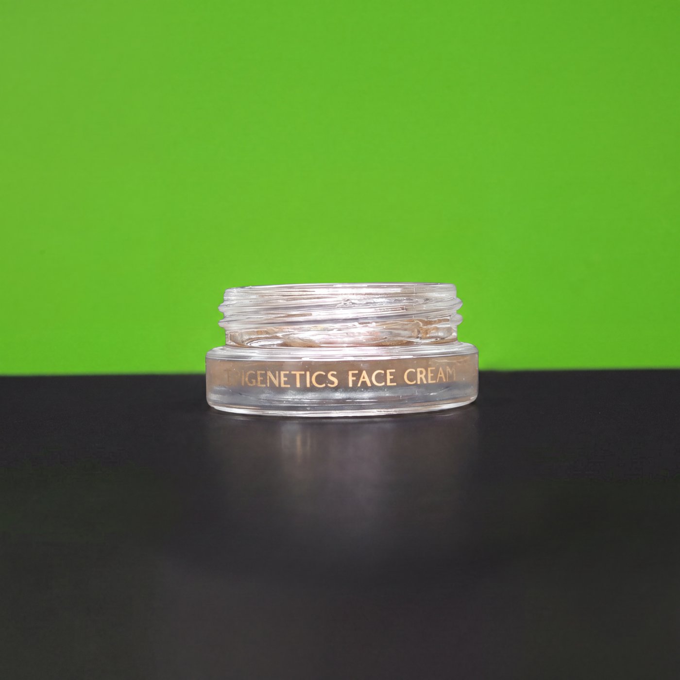 Flacher Glastiegel mit goldenem Siebdruck