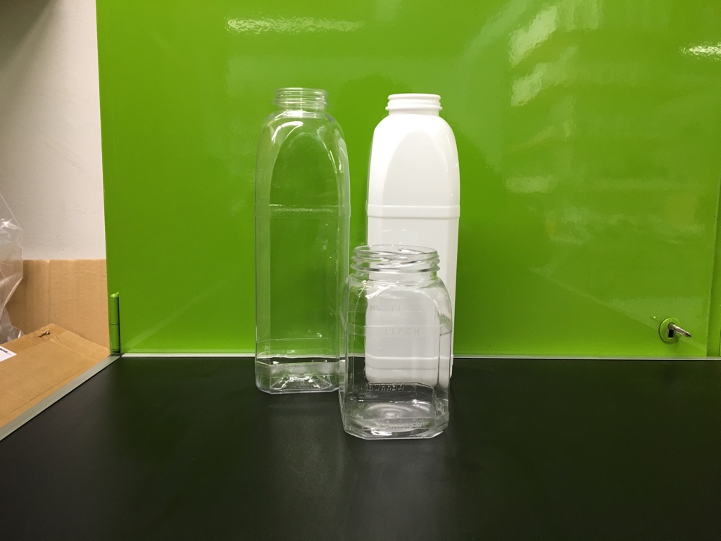 Transparente und weiße Vierkantflaschen