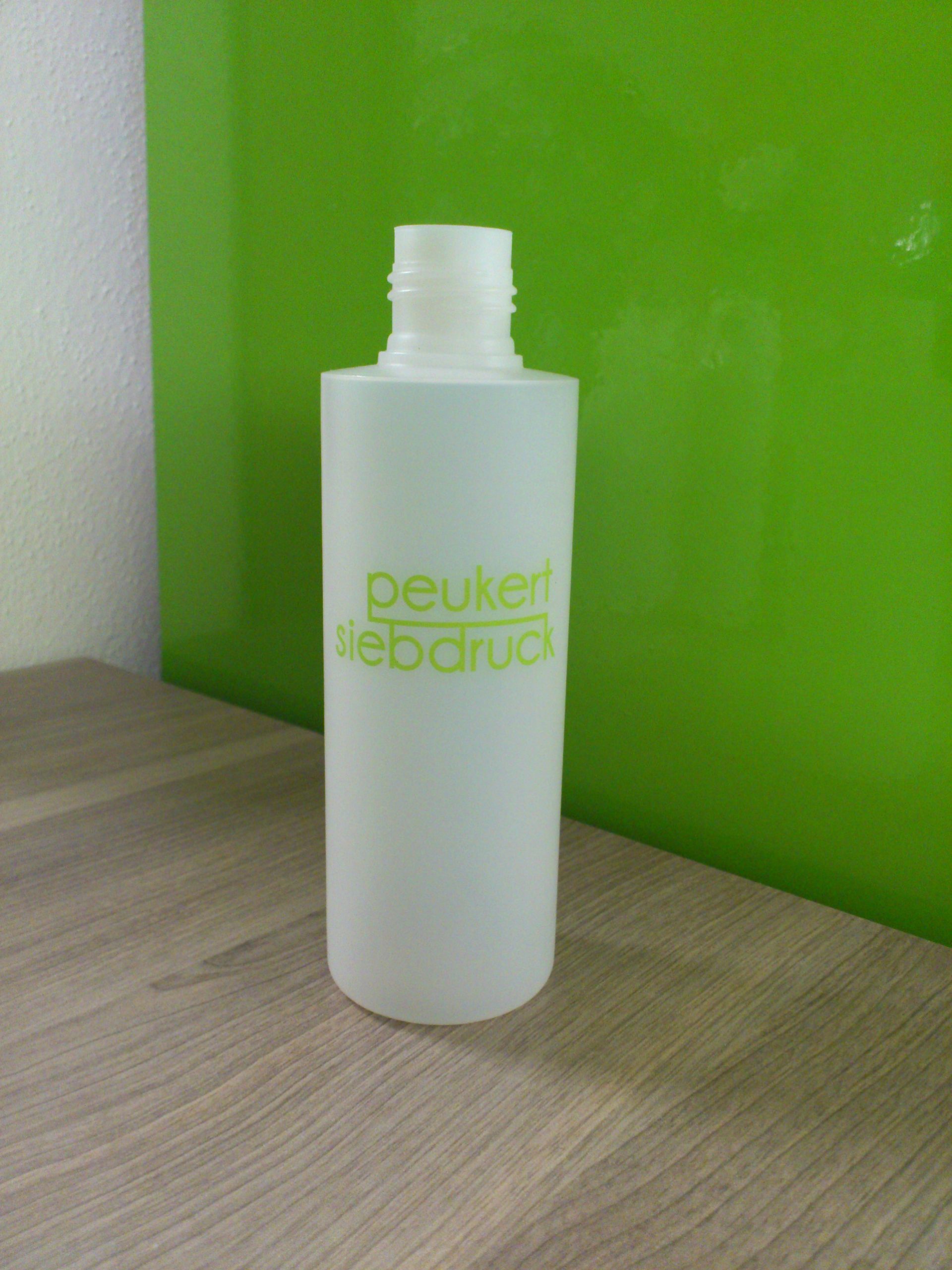 Halbtransparente Kunststoff-Rundflasche mit grünem Siebdruck-Logo