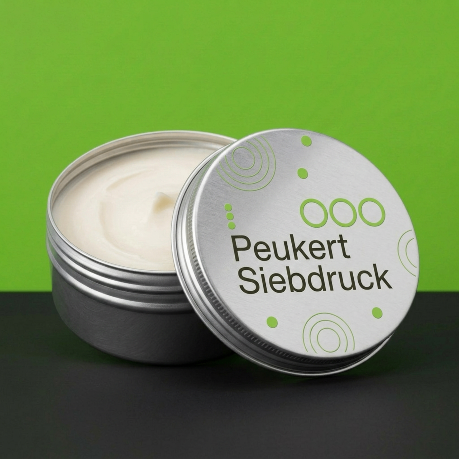 Aluminiumdose mit bedrucktem Peukert-Siebdruck-Deckel vor grünem Hintergrund