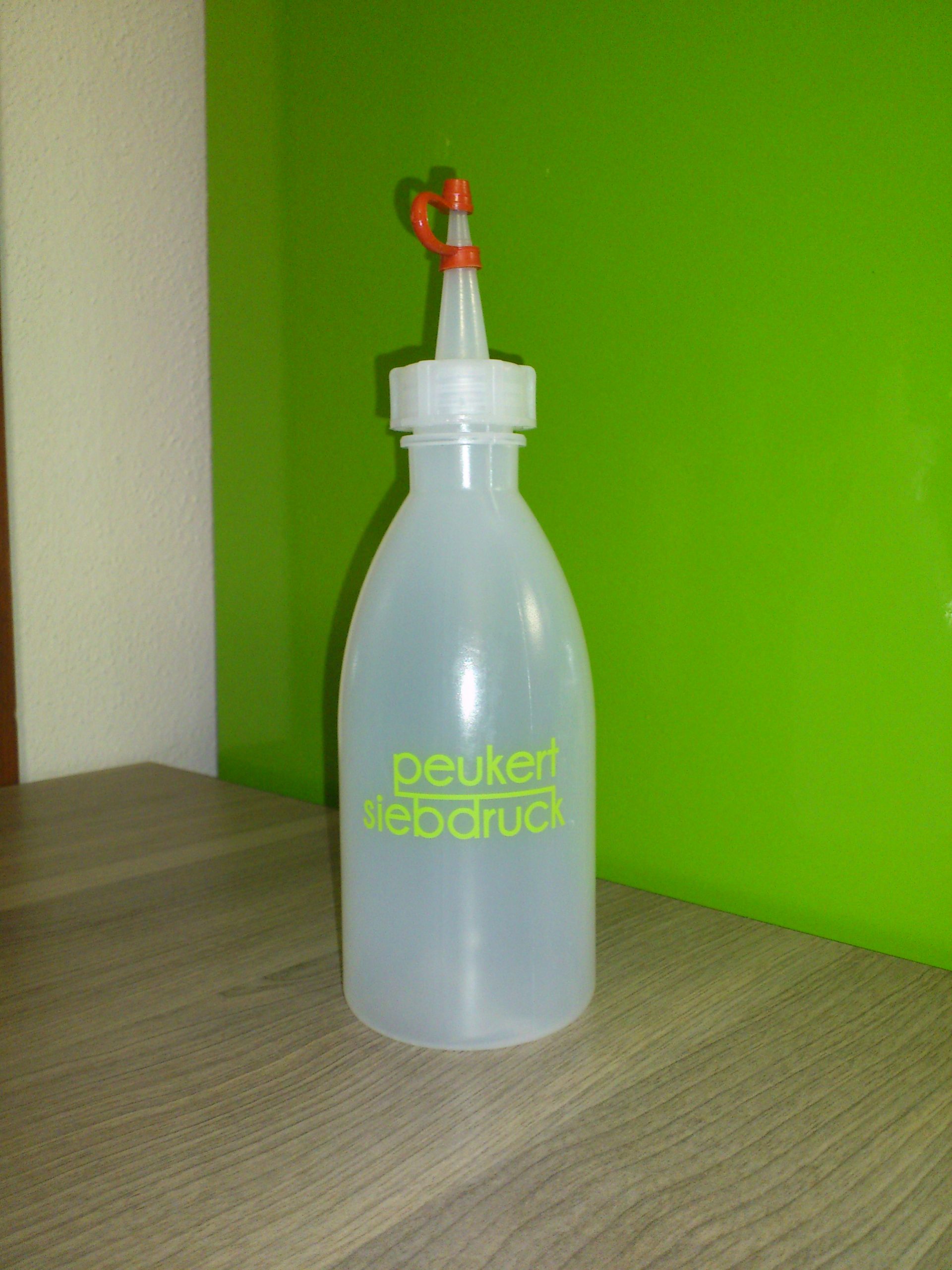 PE-Dosierflasche mit rotem Tropfverschluss und grünem Siebdruck-Logo