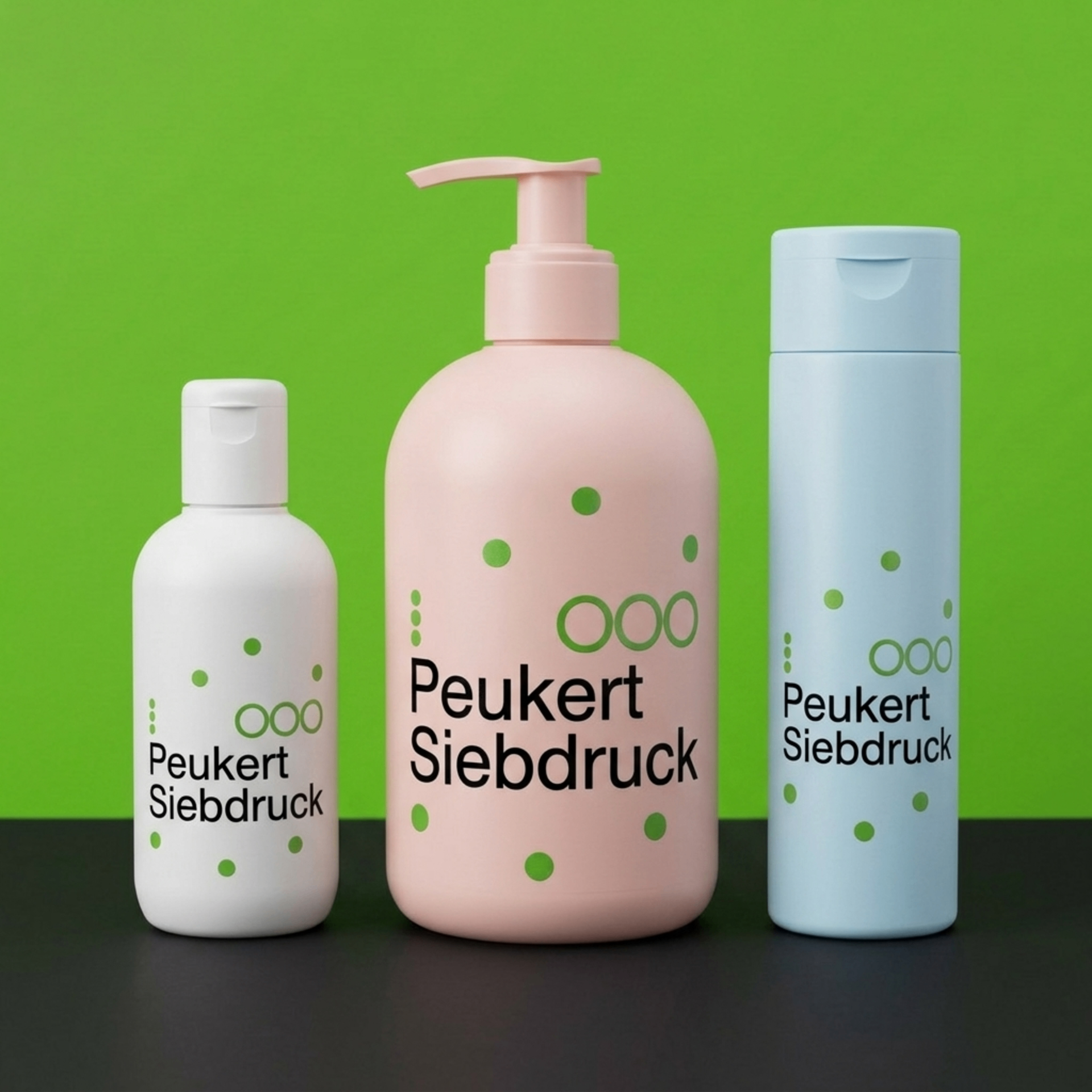 Drei Kosmetikflaschen mit Peukert-Siebdruck-Logo vor grünem Hintergrund