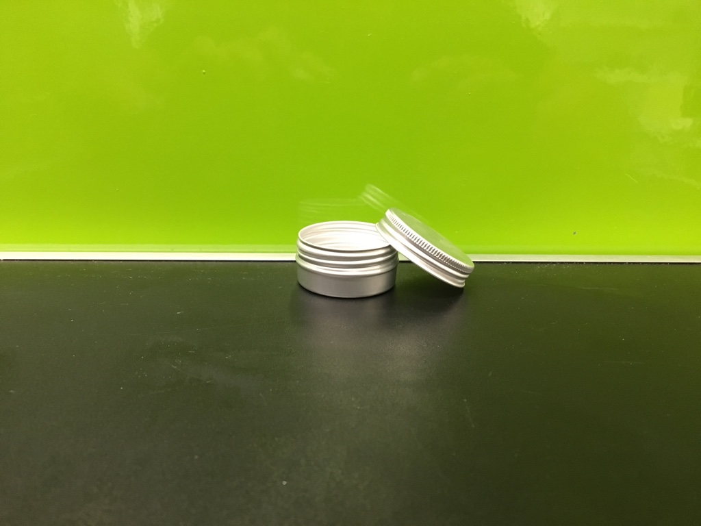 Kleine Aluminiumdose mit geriffeltem Schraubdeckel