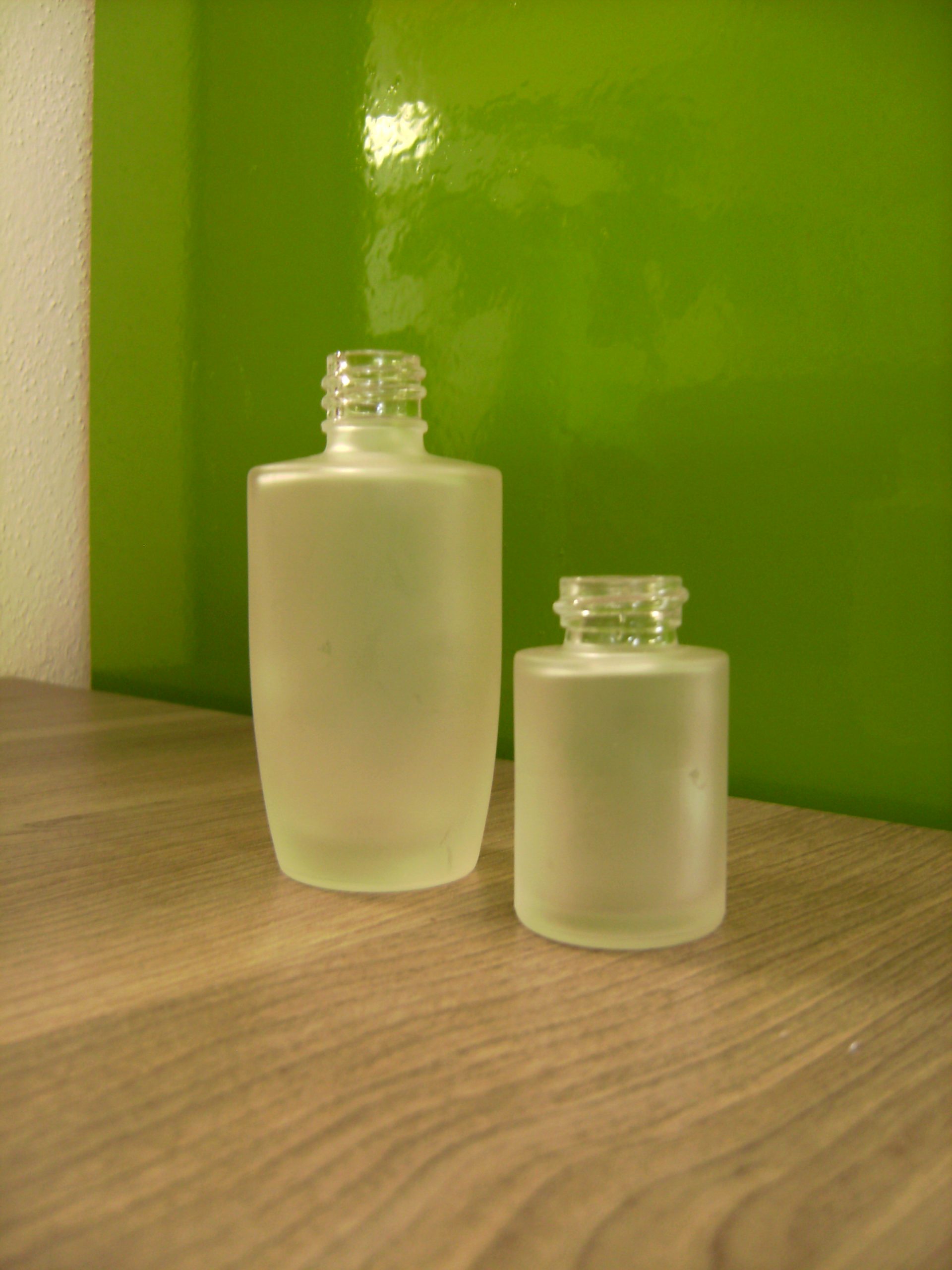 Ovaler und runder Flakon aus satiniertem Glas