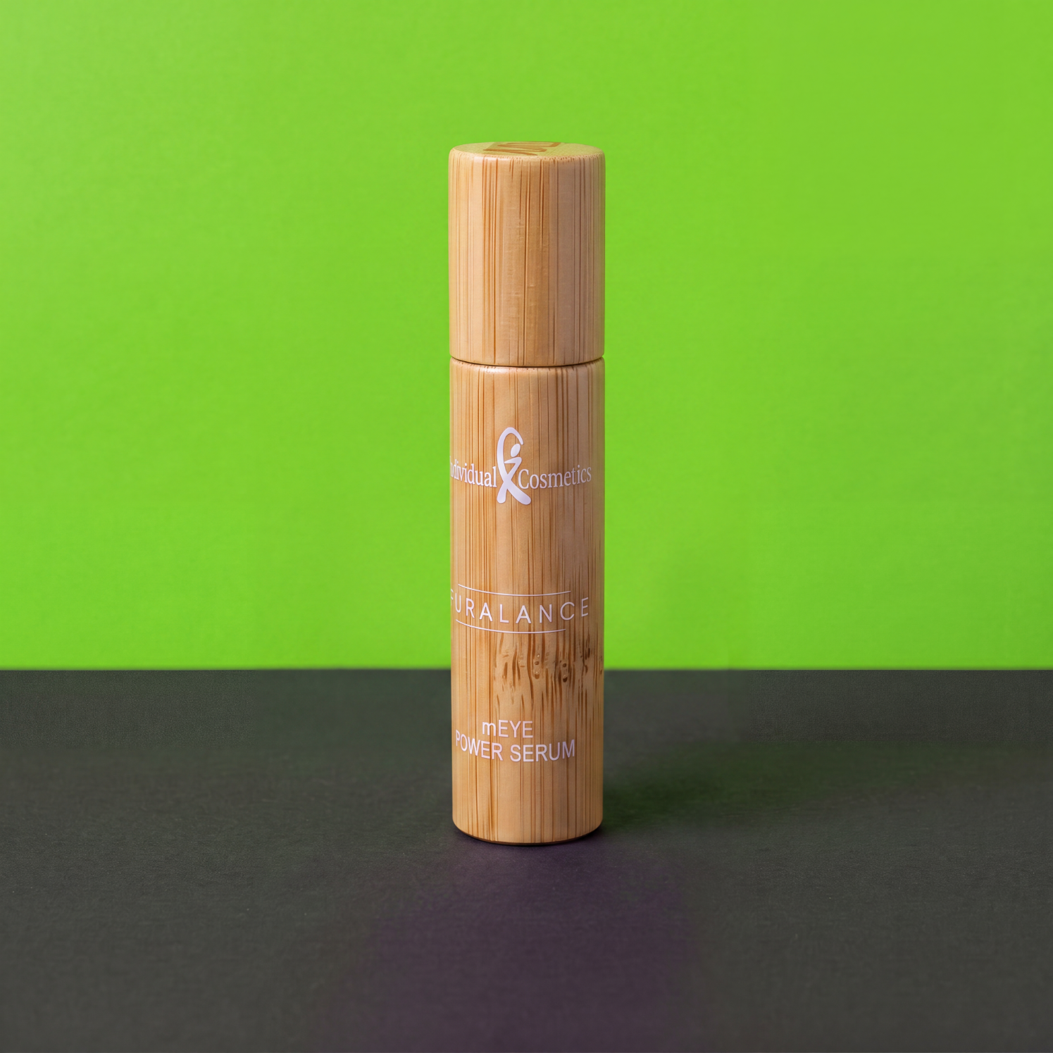 Bambus-Serum-Flasche mit hellem Siebdruck vor grünem Hintergrund