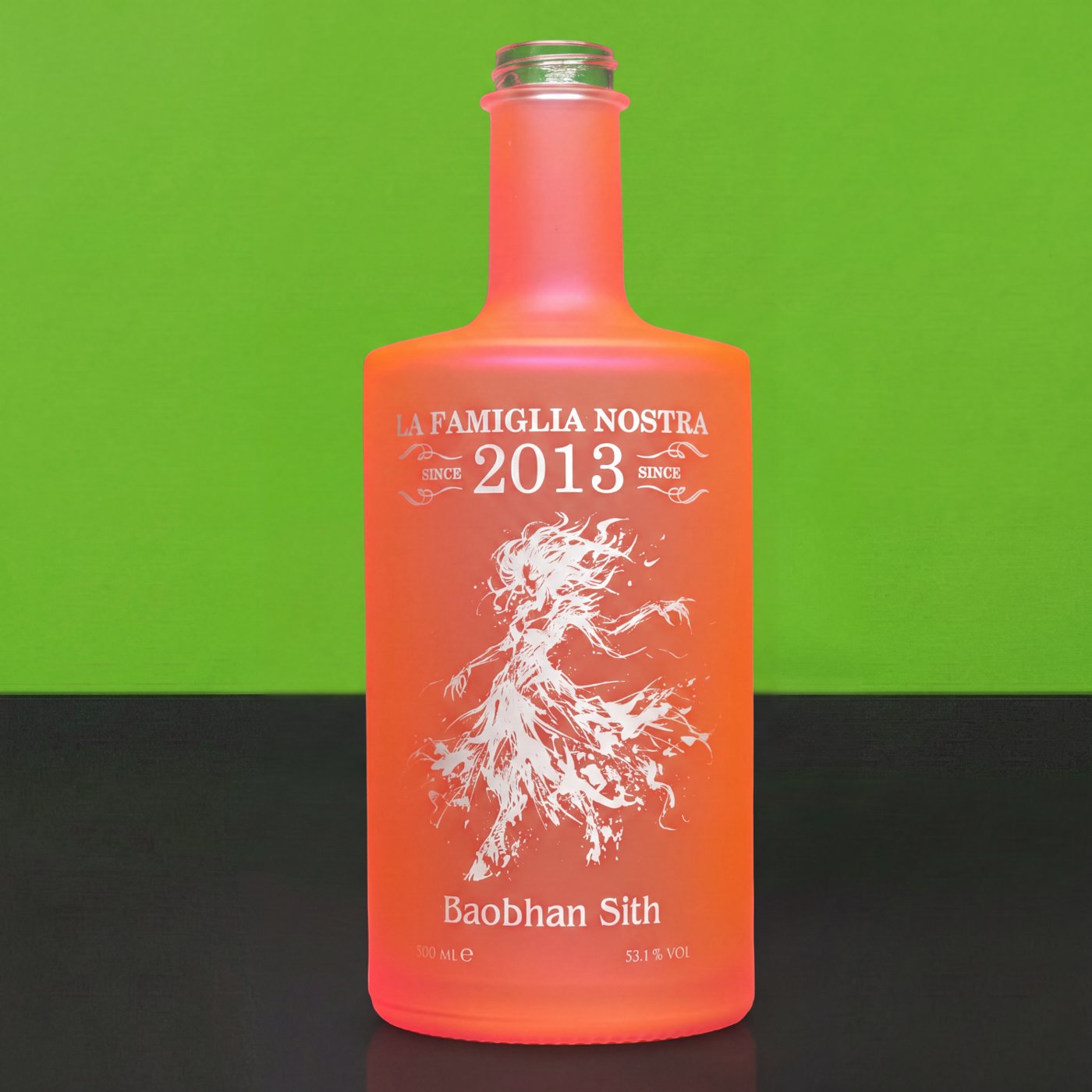 Orange lackierte Glasflasche mit weißem, filigranem Siebdruck-Motiv