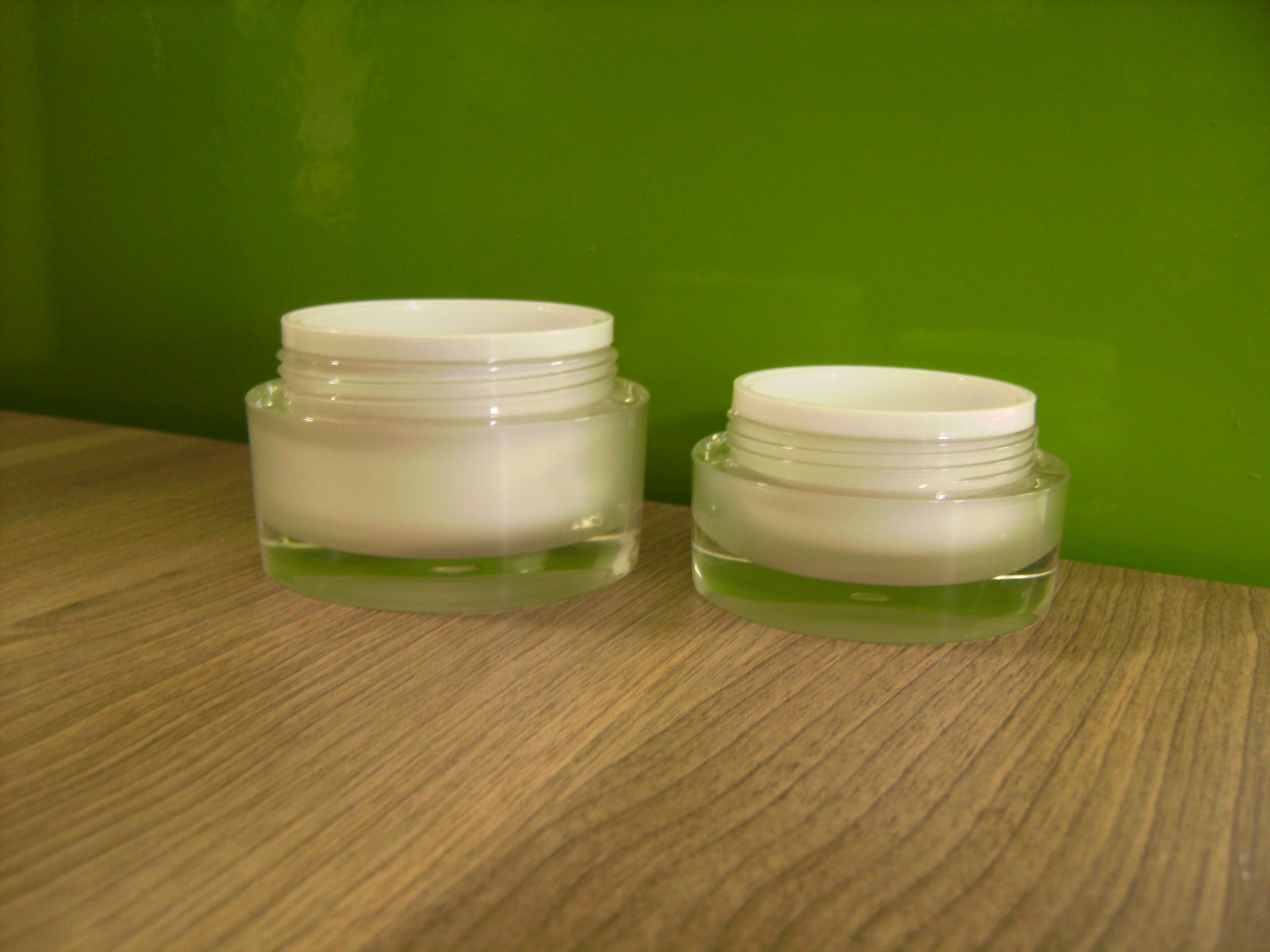 Zwei hochwertige Acryl-Cremetiegel für Kosmetik