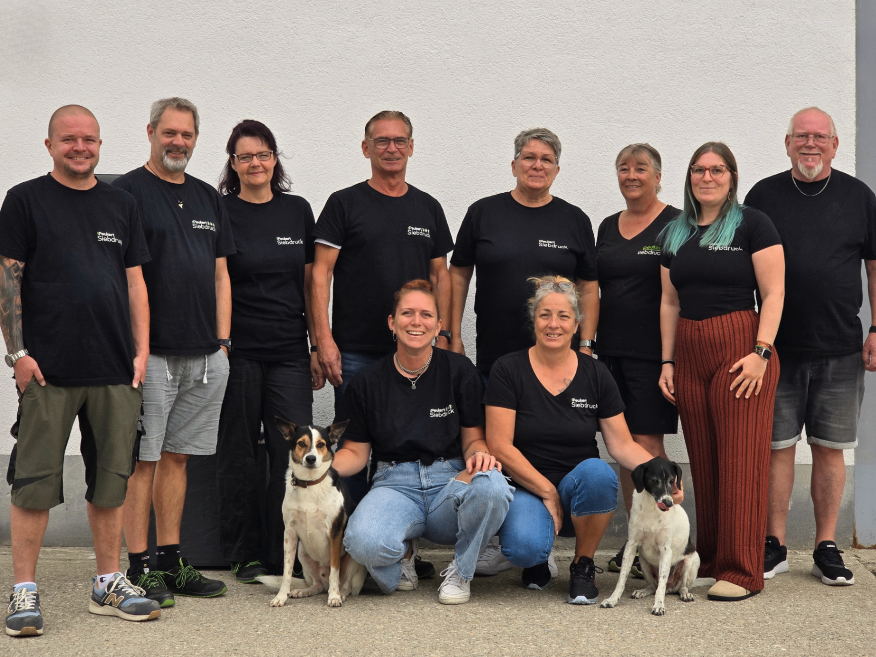 Das Team von Peukert Siebdruck vor der Werkstatt in Untermeitingen