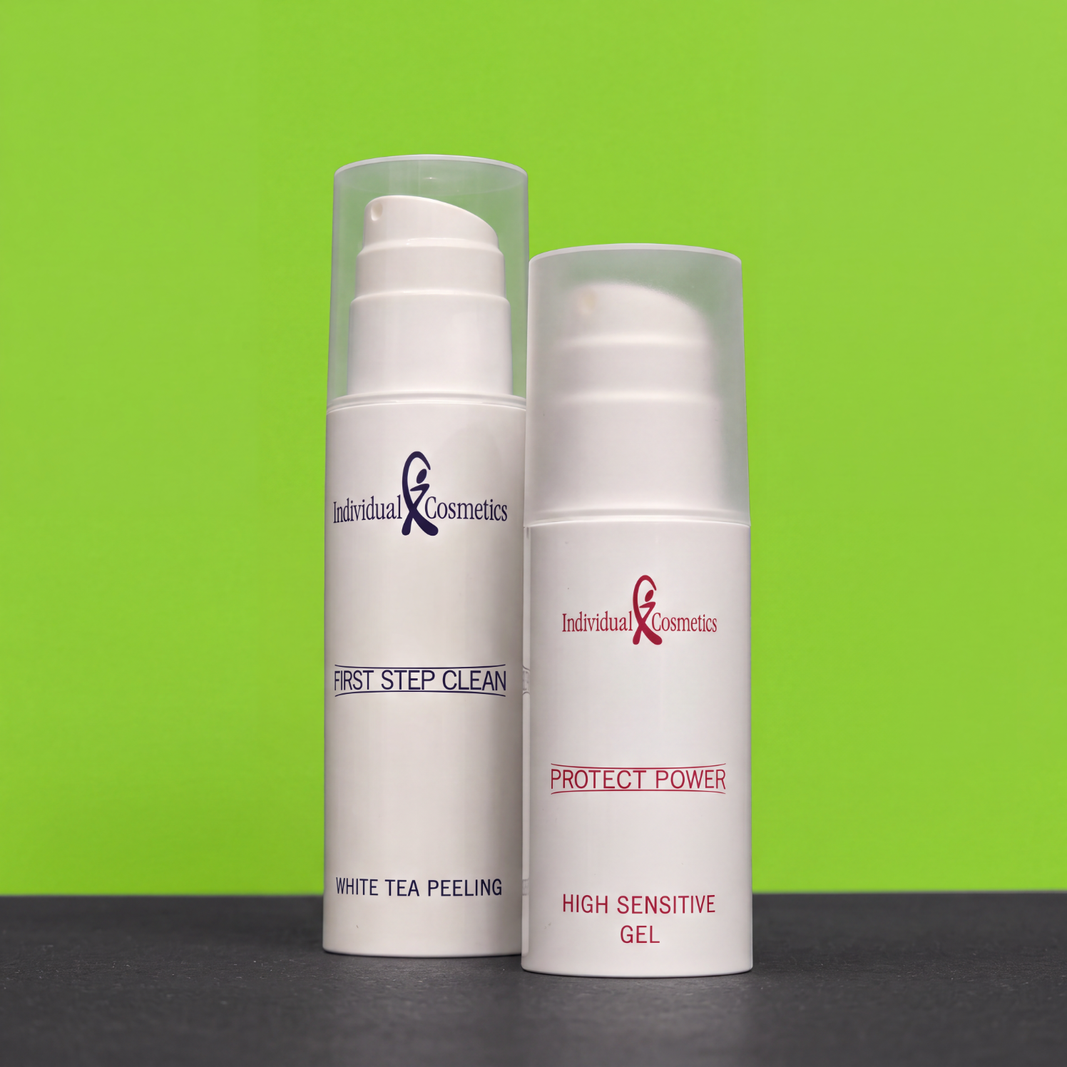 Zwei bedruckte Airless-Spender von Individual Cosmetics vor grünem Hintergrund